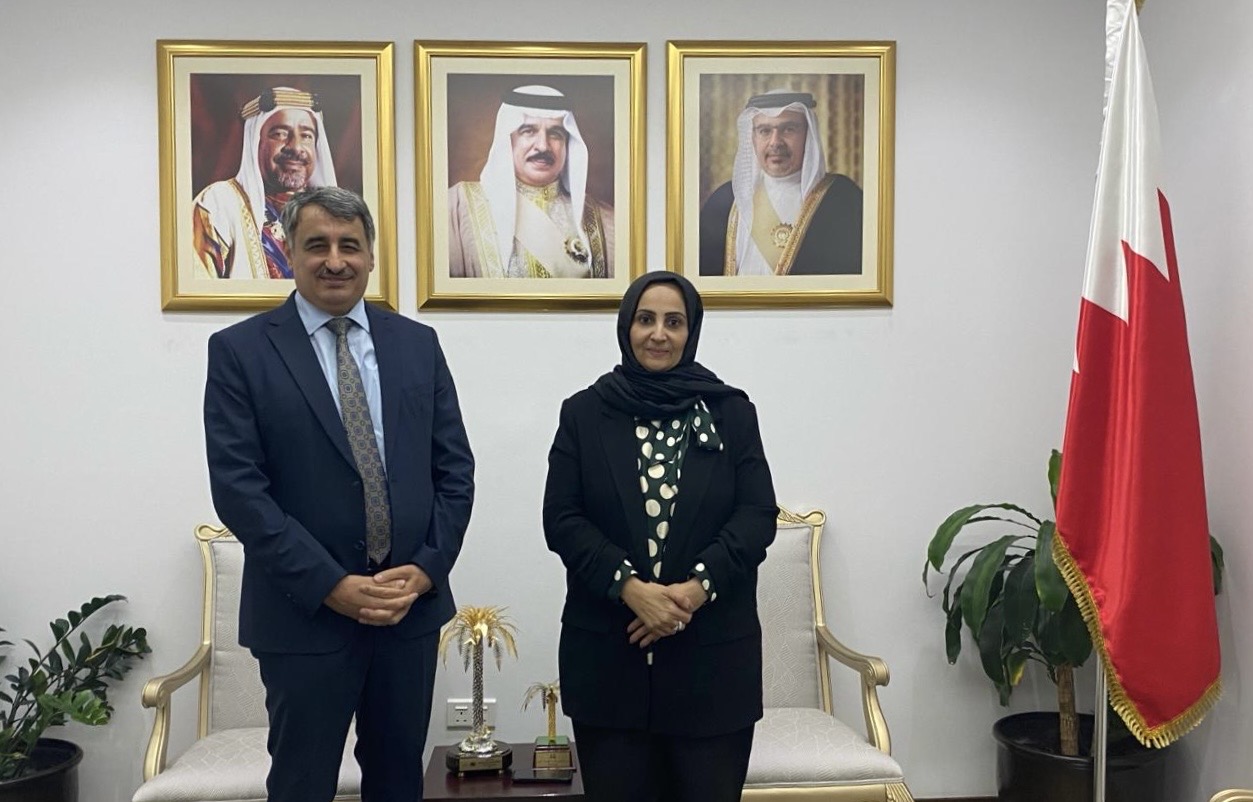 وزيرة الصحة تلتقي الرئيس التنفيذي للكلية الملكية للجراحين في إيرلندا - جامعة البحرين الطبية